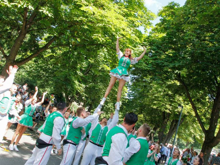 Menschen bei einem Festumzug.
